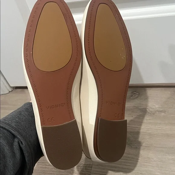 New! Vionic Cream Willa II Slip On Leather‎ Loafers, Size 7. - Picture 6 of 7